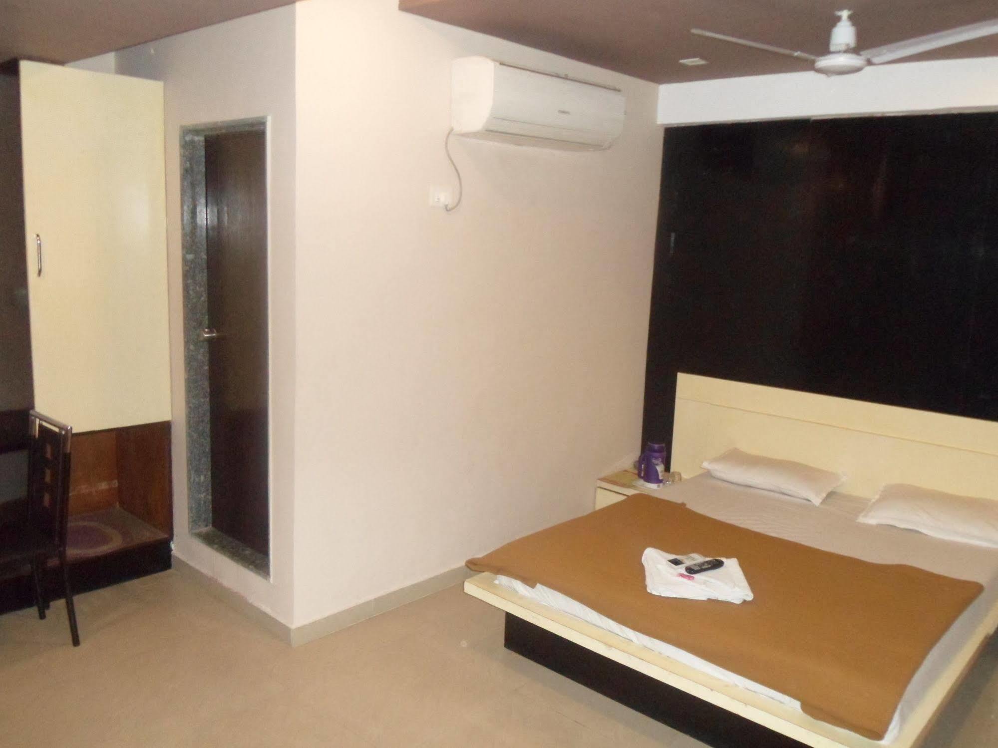 Hotel Canada Palace Batwa Luaran gambar